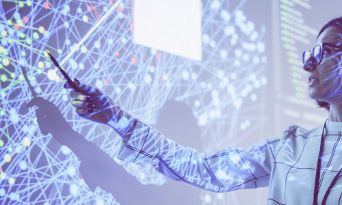 Kvinna som pekar på digital kartbild